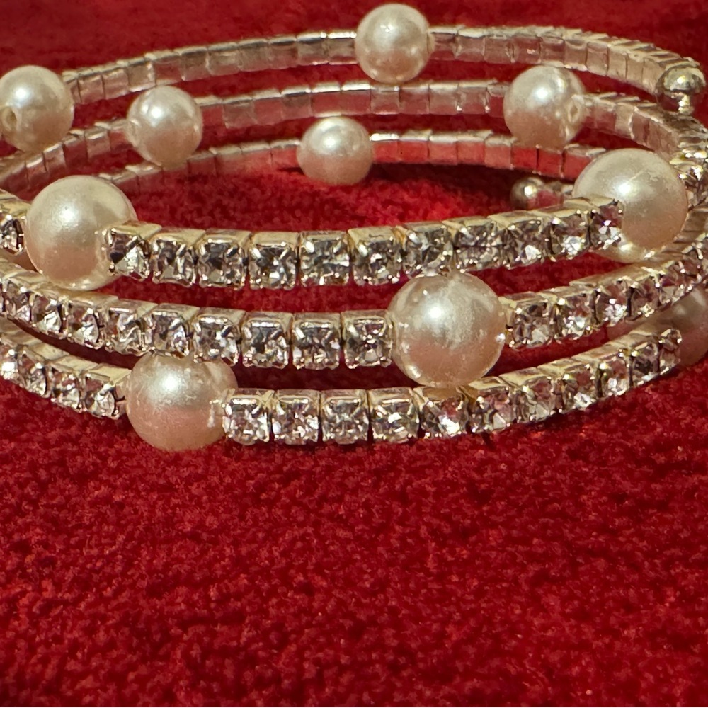 Brand New Glamarous Pearl and Rhinestone Rotating Open Bracelet for Any Size